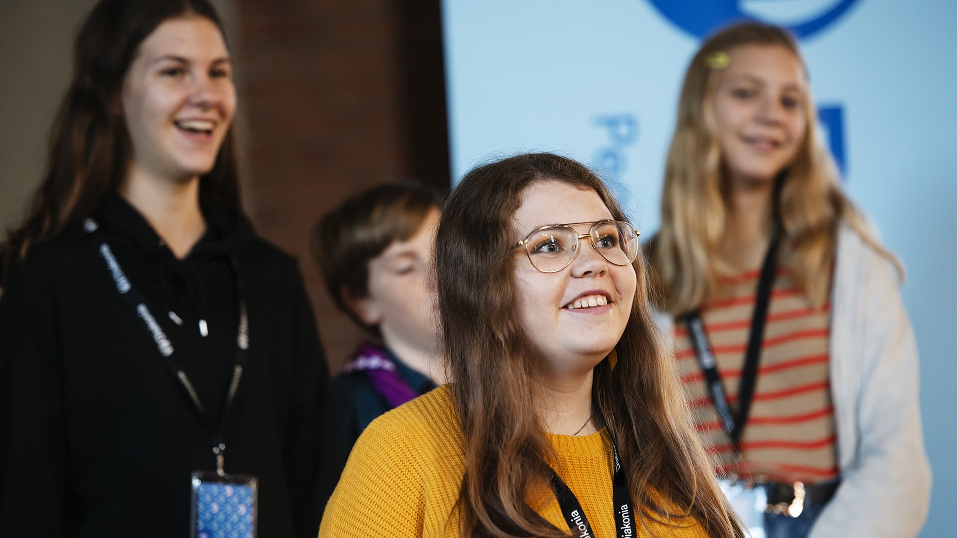 Foto: Gustav Hugosson Bild på fyra ungdomar som representerar Diakonia i en gudstjänst