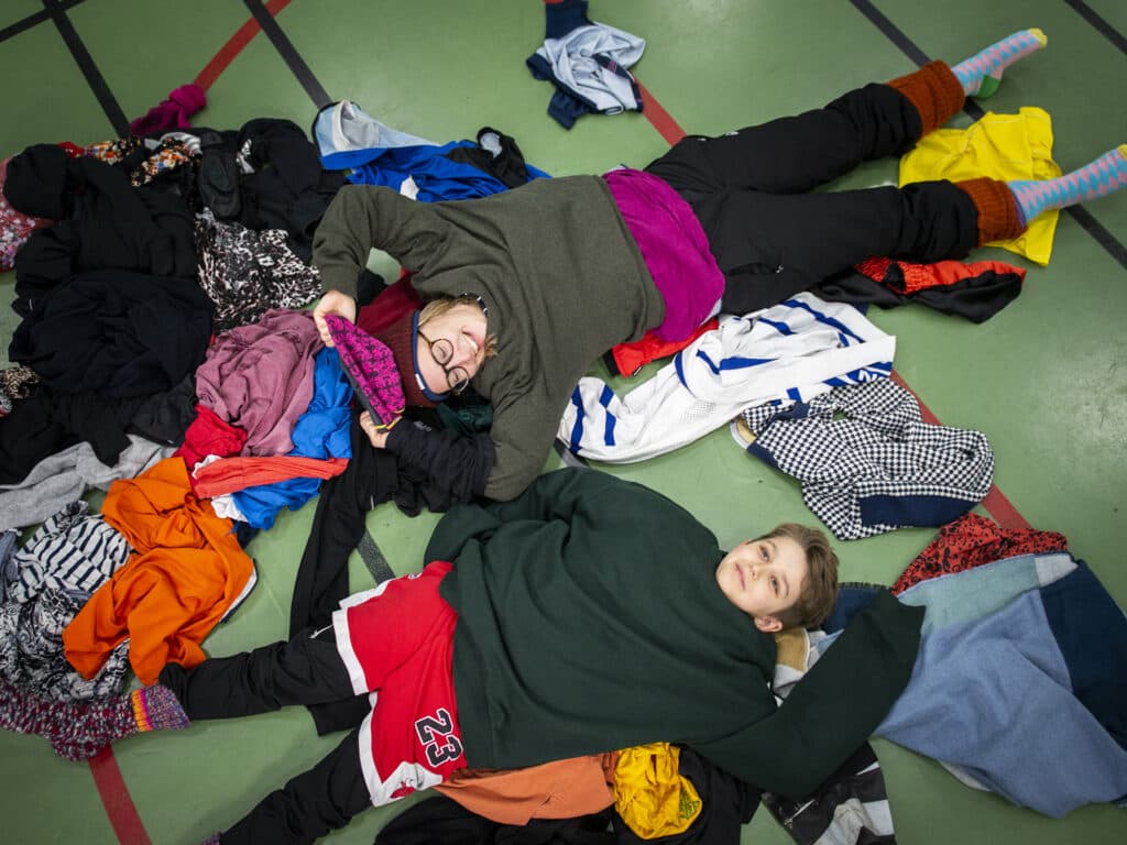 Foto: Gustav Hugosson Bild på barn och ledare som testar utmaningen Lager på lager på lager