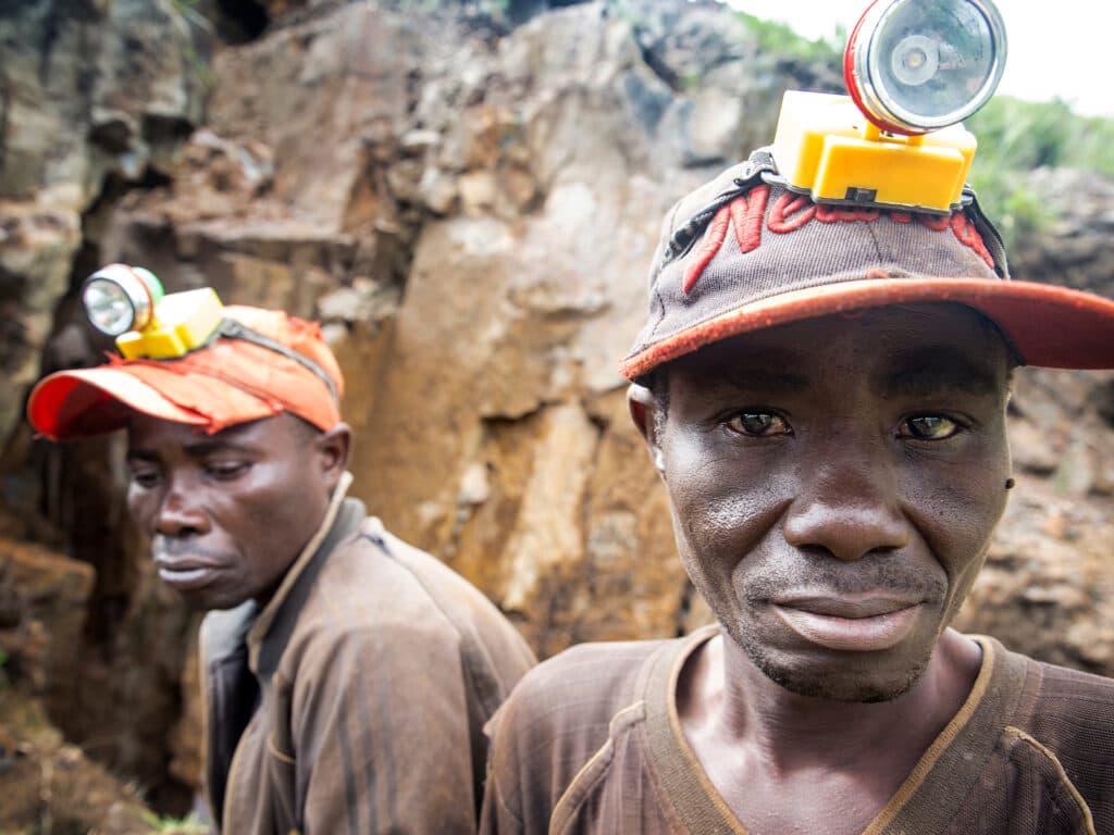 Foto: Jeppe Schilder Två gruvarbetare i DRC utanför gruvöppningen.