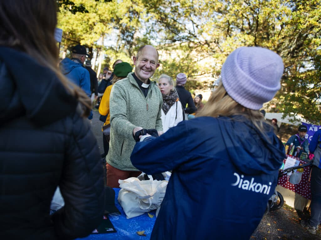 Foto: Gustav Hugosson Bild på pastor som tar emot information av en Diakonia-volontär