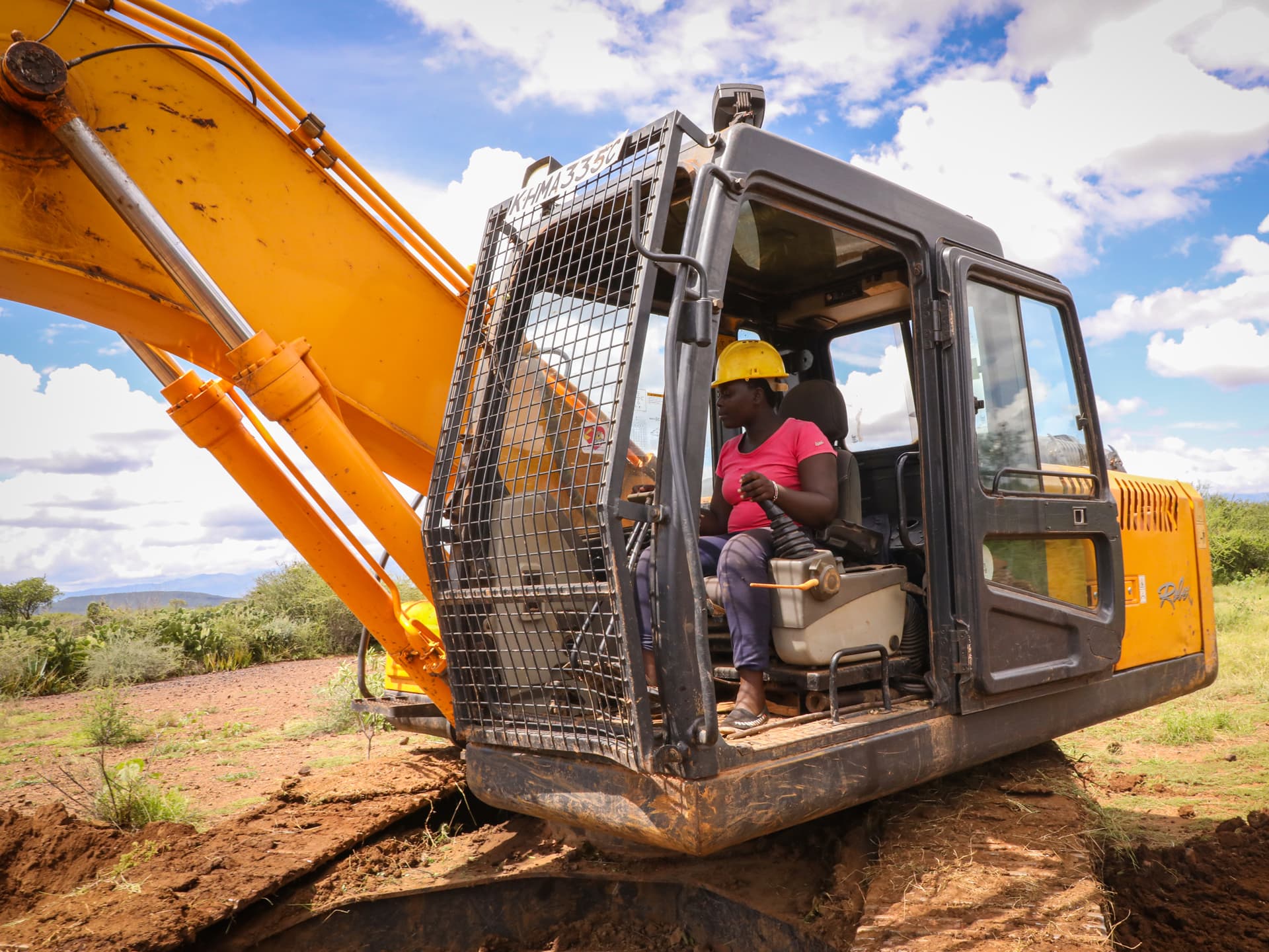 Foto: Diakonia En kvinns sitter i en grävmaskin och gräver