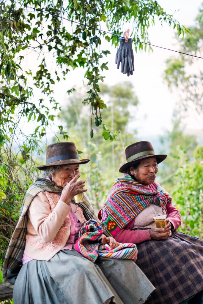 Marina Molina de Moreno och Luisa Romero de Alarcon. Fotograf Genia Bennet Snickars Två kvinnor sitter och pratar, ser ut att trivas i varandras sällskap.