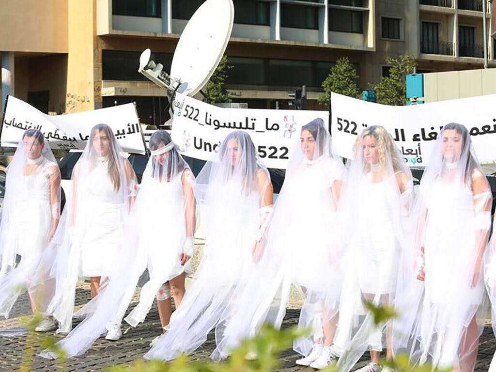 Kampanjbild - Kvinnor iklädda trasiga och blodfläckade brudklänningar
