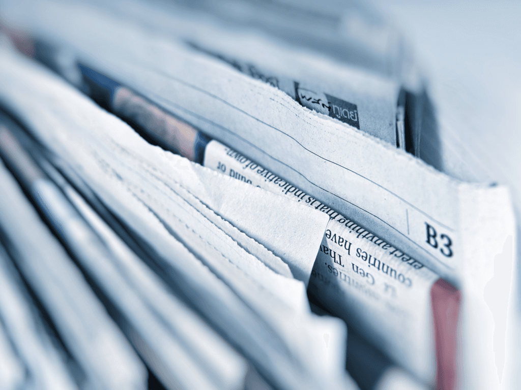 foto på tidningar i hög