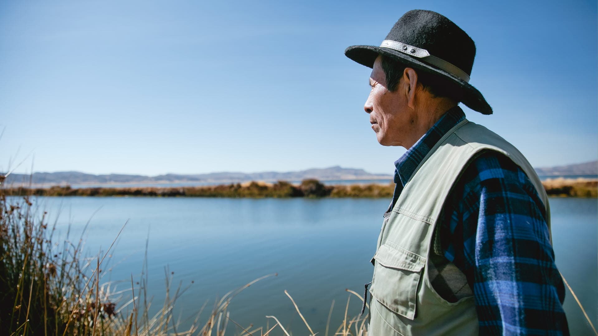 Foto: Siara Horna En man i hatt blickar ut över sjön.