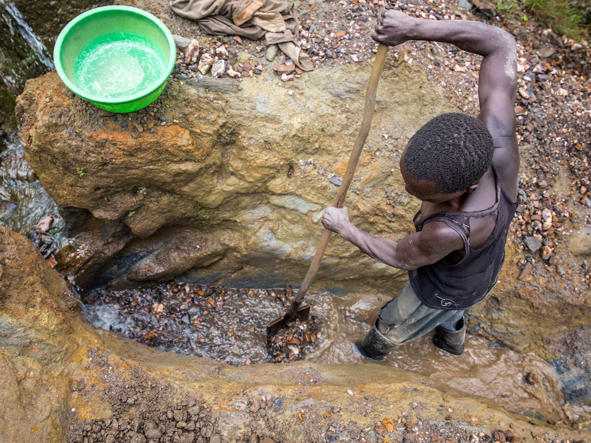 Foto: Jeppe Schilder Man utvinner guld i flodskreva