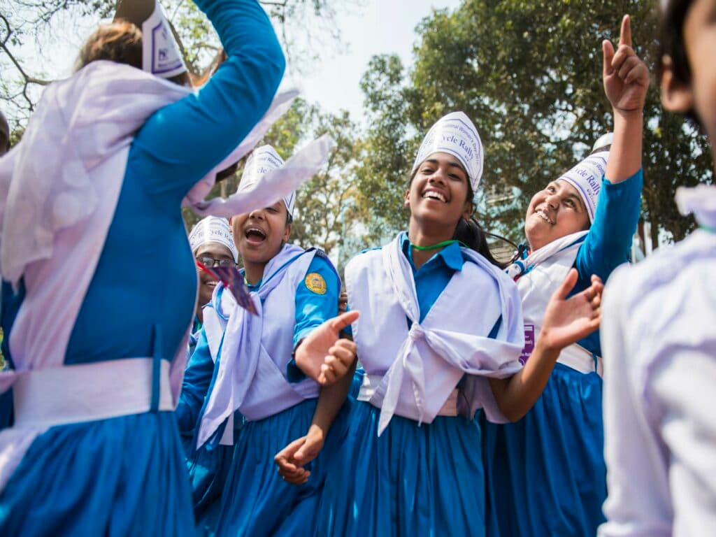 Flickor i Bangladesh firar