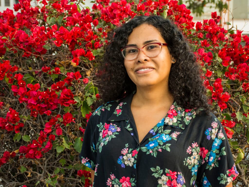 Foto: Flaurette Ardila En kvinna framför en blommande buske