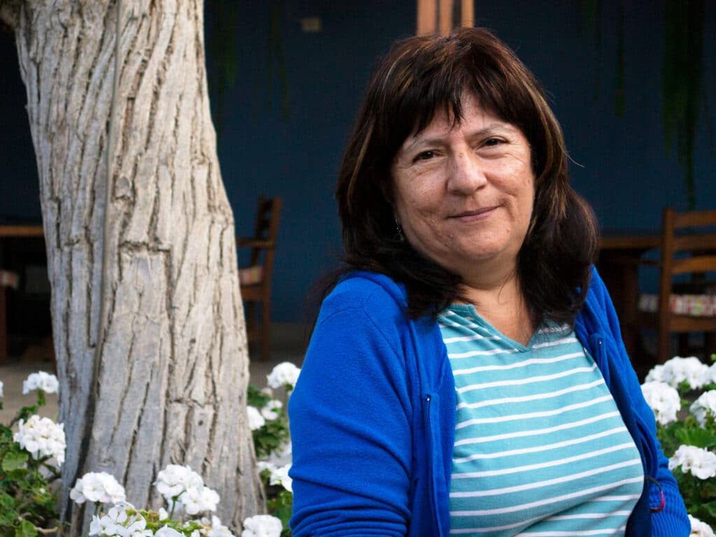 Foto: Diakonia Denisse Chavez tittar in i kameran