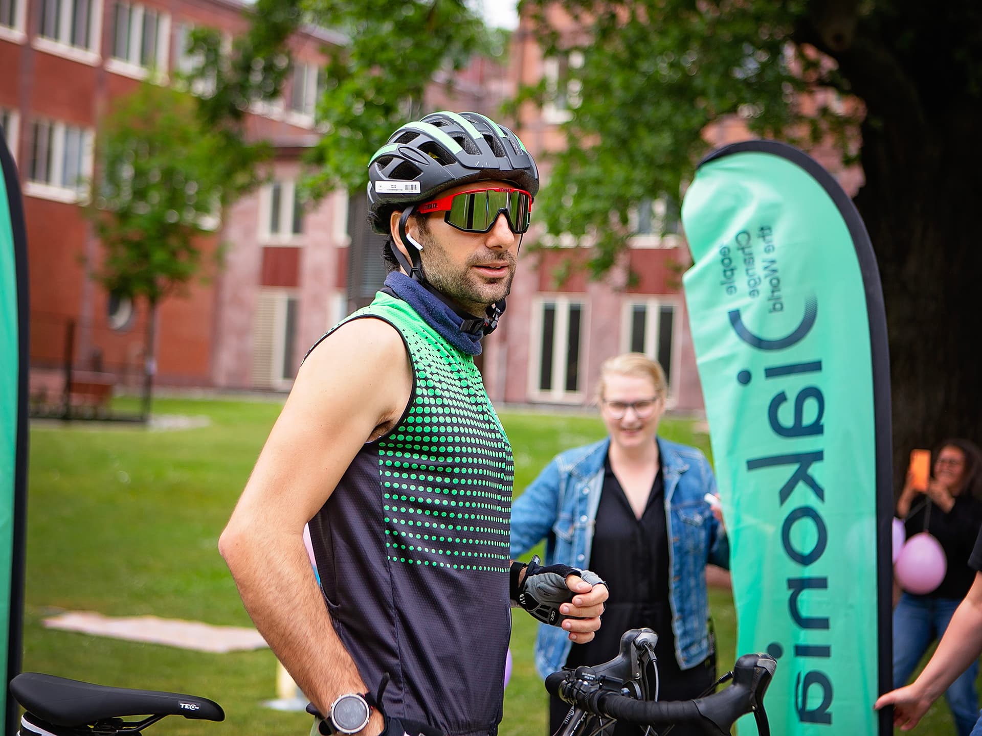 En man med solglasögon, cykelhjälm och träningslinne.